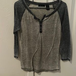 L 3/4 sleeve button downed shirt.